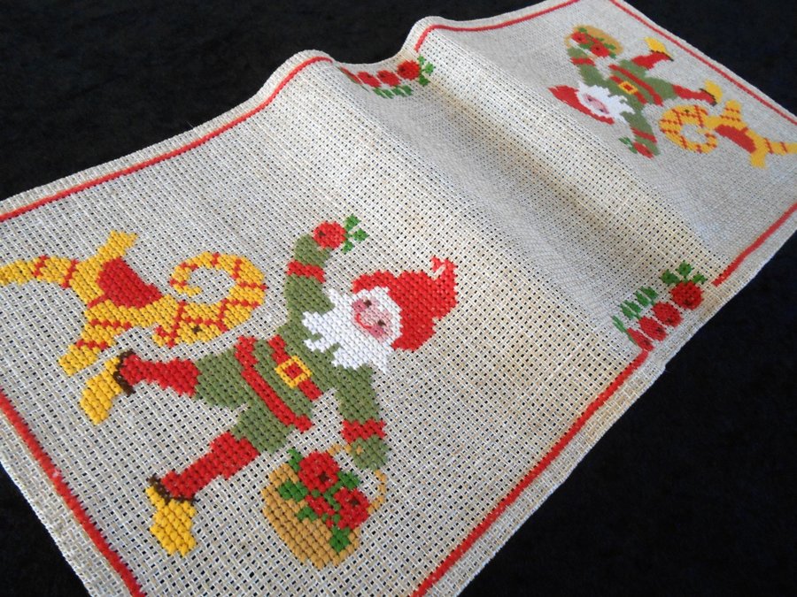 Mysig Handbroderad Retro Löpare Julmotiv på Beige Linneväv. 56 x 25 cm.