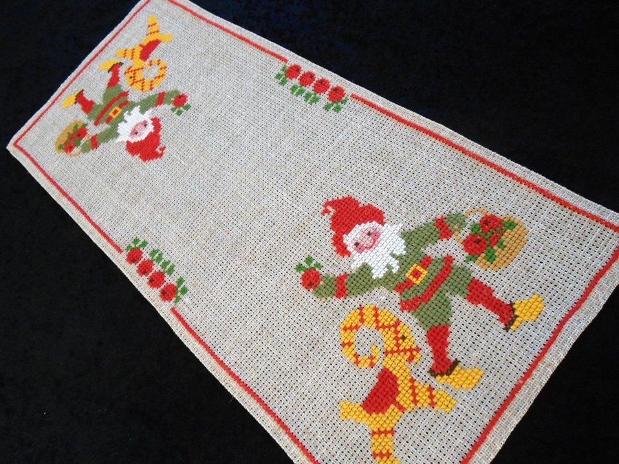 Mysig Handbroderad Retro Löpare Julmotiv på Beige Linneväv. 56 x 25 cm.