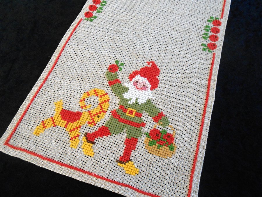 Mysig Handbroderad Retro Löpare Julmotiv på Beige Linneväv. 56 x 25 cm.