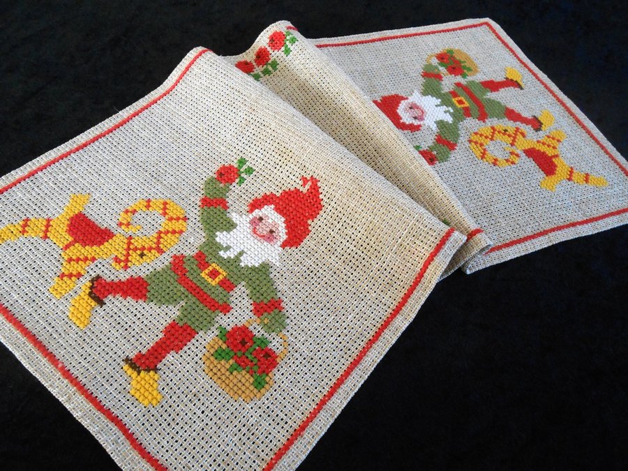 Mysig Handbroderad Retro Löpare Julmotiv på Beige Linneväv. 56 x 25 cm.