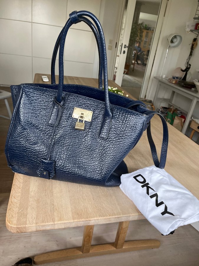 DKNY stor handväska i skinn med dustbag