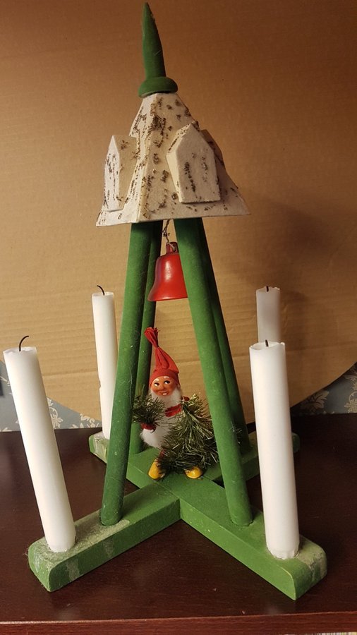 KLOCKSTAPEL MED TOMTE