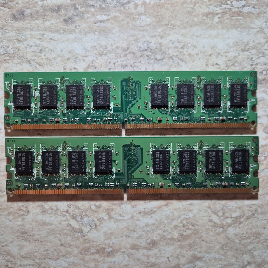 2x 2GB DDR2 PC2-5300U Samsung