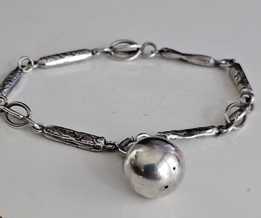 Armband I silver med hänge , kula