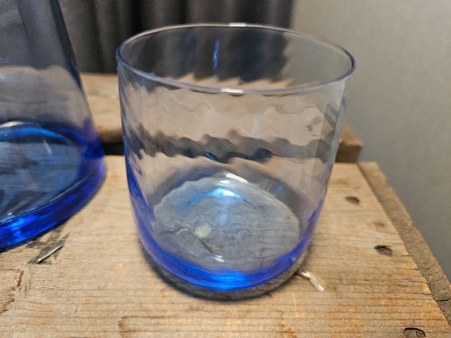 Blå karaff med tillhörande glas