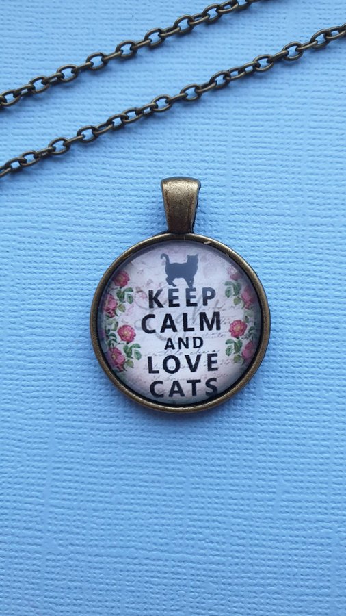 Fint cabochon hänge ''Keep calm and love cats''  tunn kedja medföljer