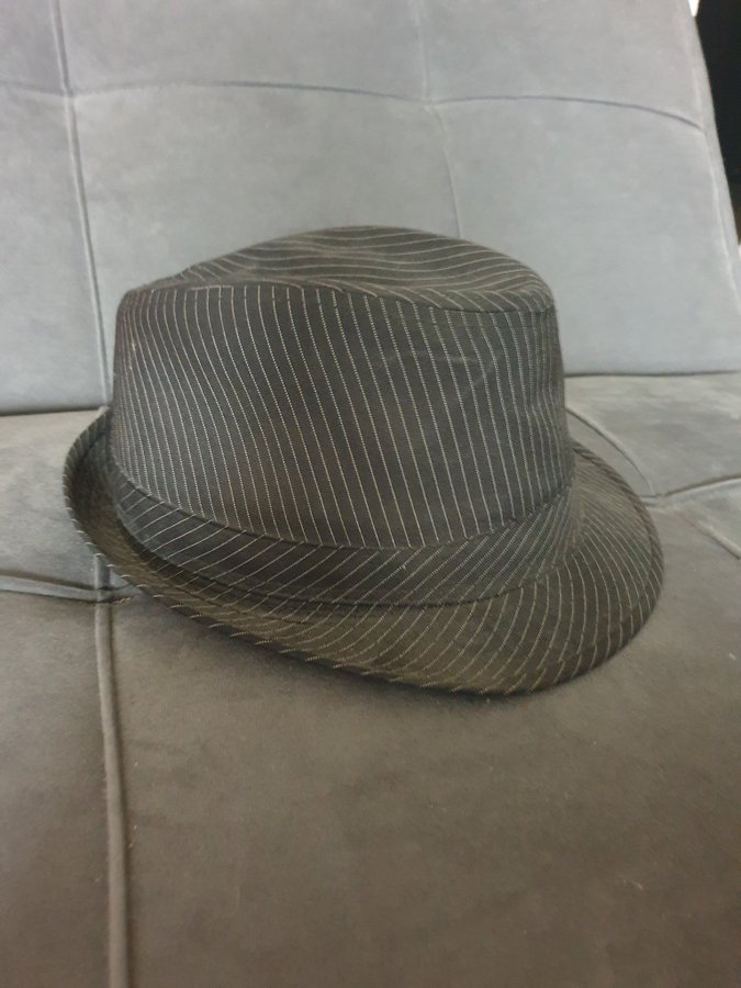 Svart hatt, storlek L/XL Ca: 56 cm