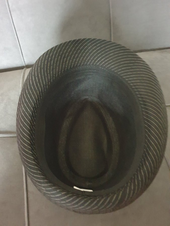 Svart hatt, storlek L/XL Ca: 56 cm