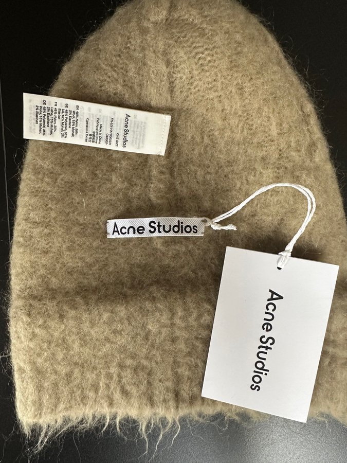 Acne Studios beige mössa