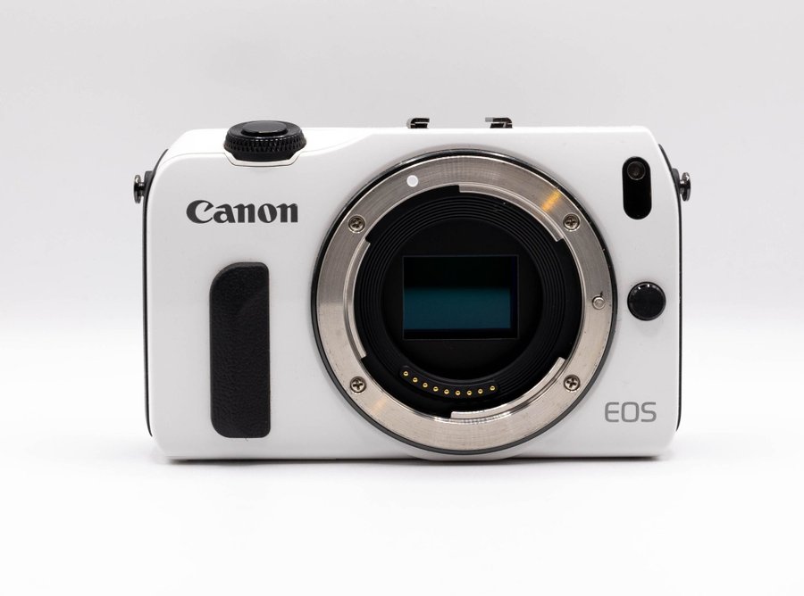 Canon EOS M vit med tre objektiv och två adaptrar