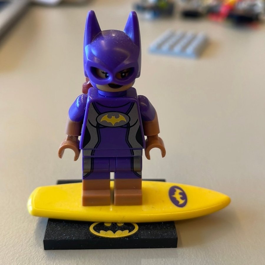 LEGO Minifigur Batgirl med Surfbräda