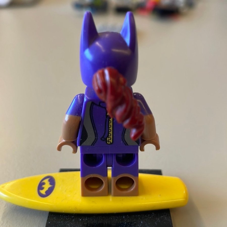 LEGO Minifigur Batgirl med Surfbräda