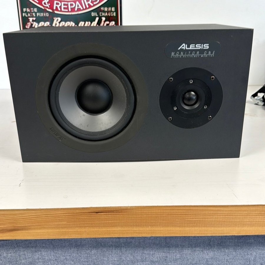 ALESIS MONITOR ONE Studio Reference Monitor