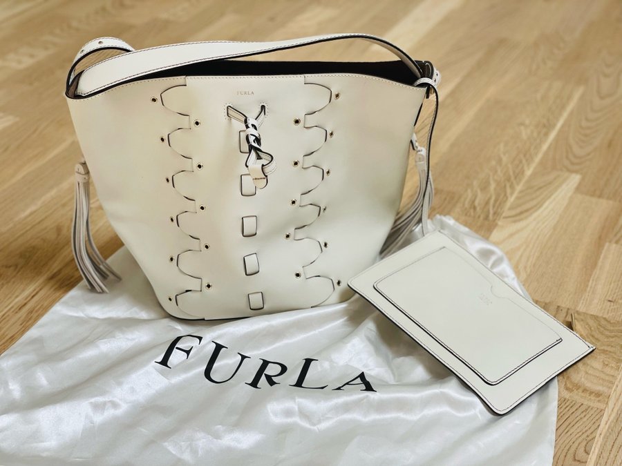 FURLA Vittoria Glam Leather Bag, vit bucket bag, läder, oanvänd