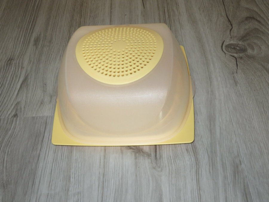 Tupperware CheeSmart kvadrat 20x 20 cm ostarna håller längre mycket fint skick