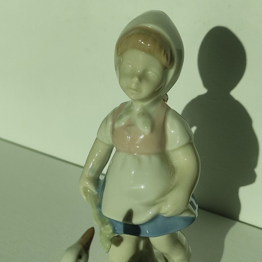 Vintage-Porslin-Figur-Flicka-Gäss-Wagner  Apel