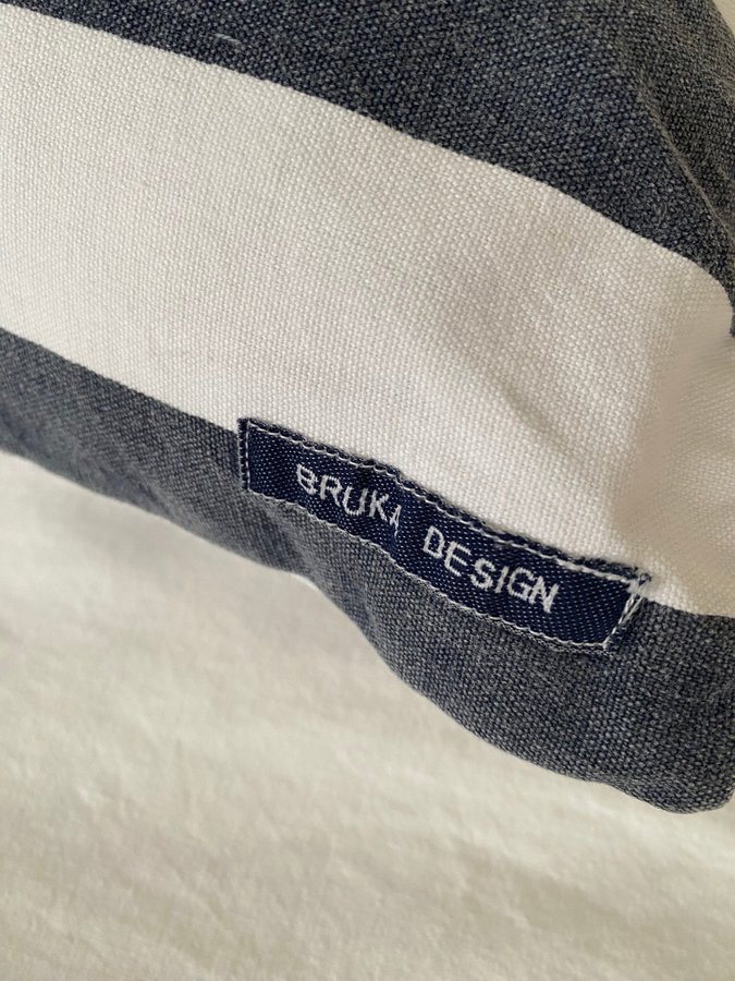 Bruka Design - randig kudde blå vit