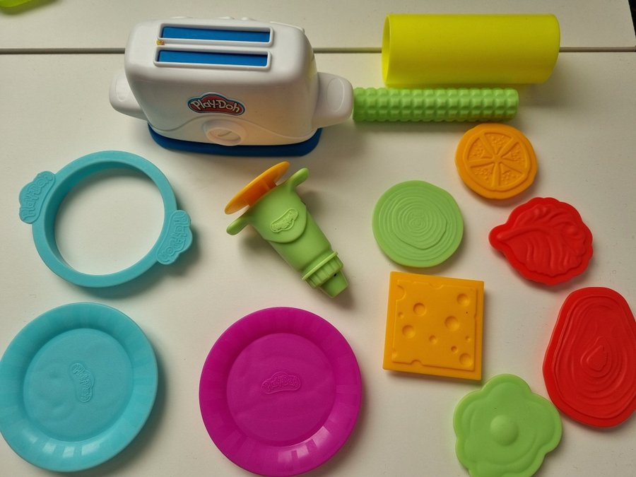 Stort paket med Play-Doh tillbehör samt leklera