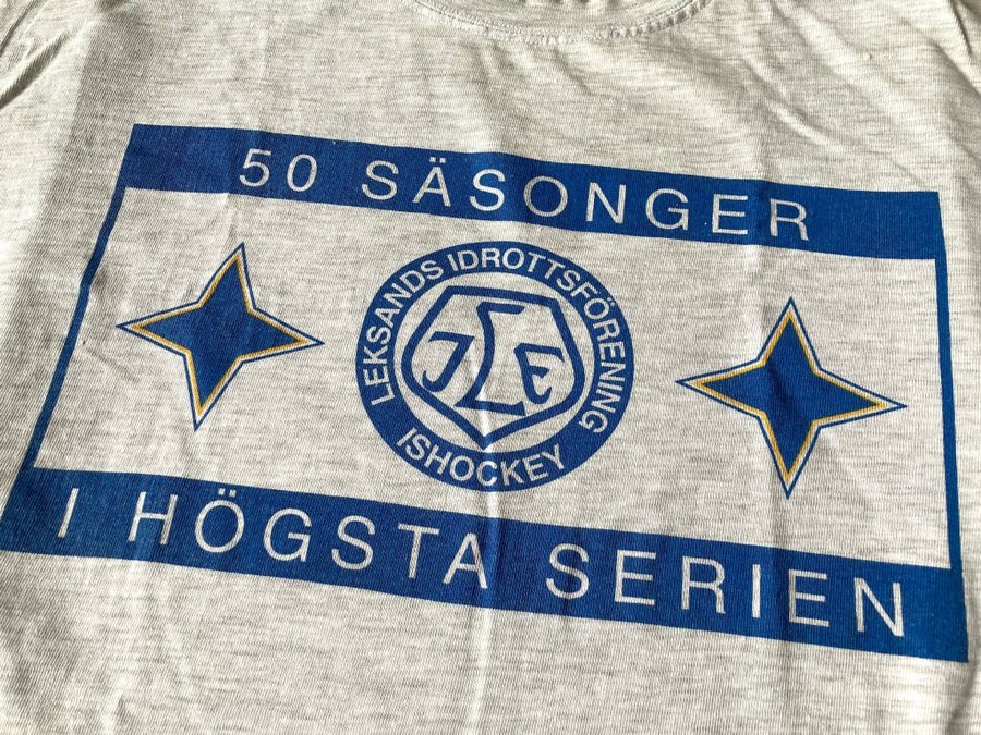 NY CHANS! JUBILEUMS-T-SHIRTEN ”50 SÄSONGER I HÖGSTA SERIEN” LEKSAND LEKSANDS IF