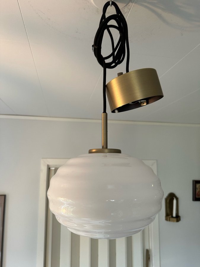 Oanvänd lampa Mio taklampa, Hänglampa i mässing med vit kupa bekupa klotlampa