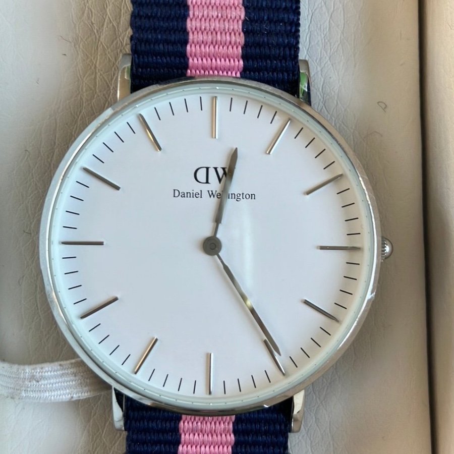 Daniel Wellington Klocka med blått och rosa armband