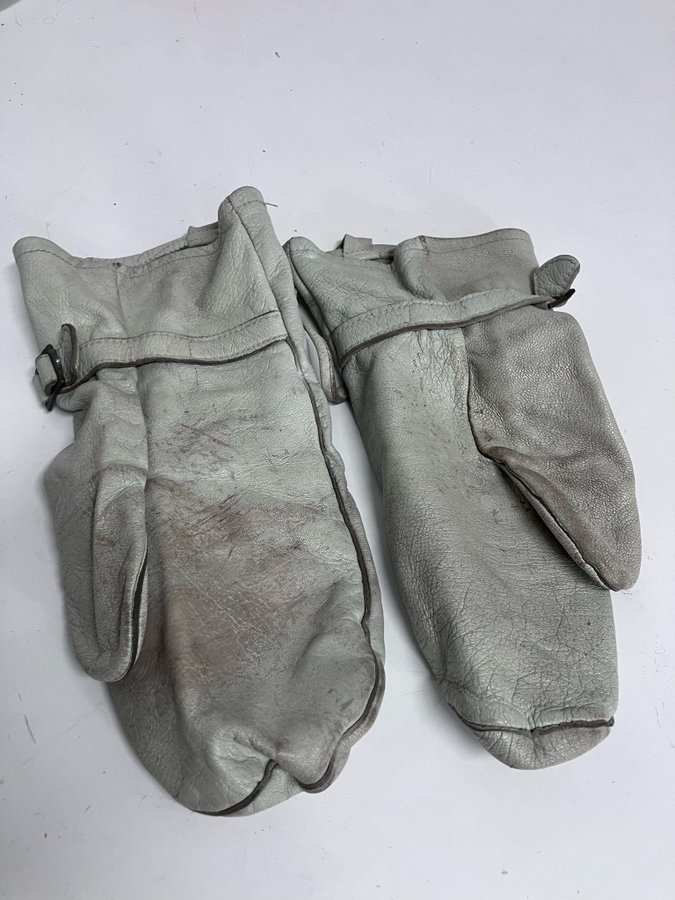 Swedish Military forces leather gloves made in 1977 .