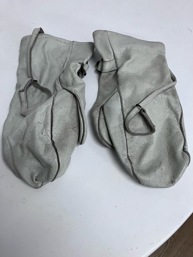 Swedish Military forces leather gloves made in 1977 .