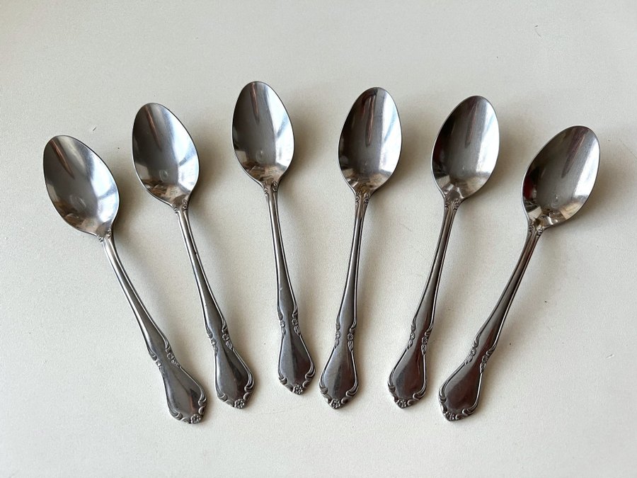 6x silverfärgade vintage kaffeskedar med snirkligt mönster i toppen på handtaget