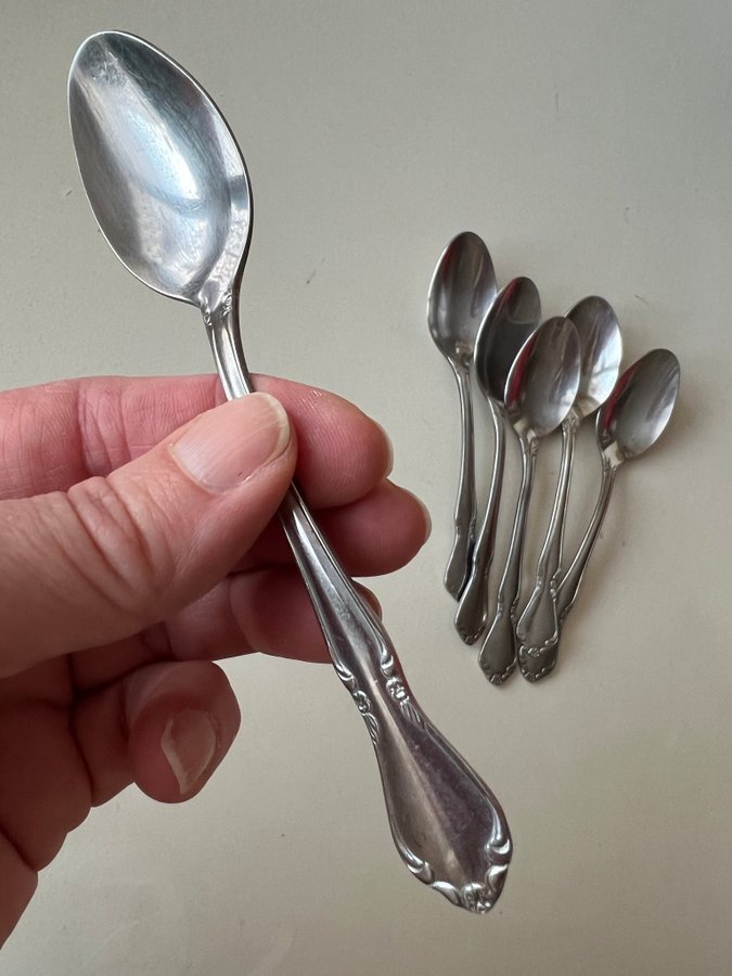 6x silverfärgade vintage kaffeskedar med snirkligt mönster i toppen på handtaget