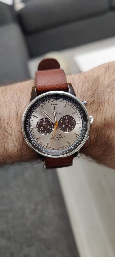 Triwa Nevil Chronograph - Silver urtavla med brunt läderband