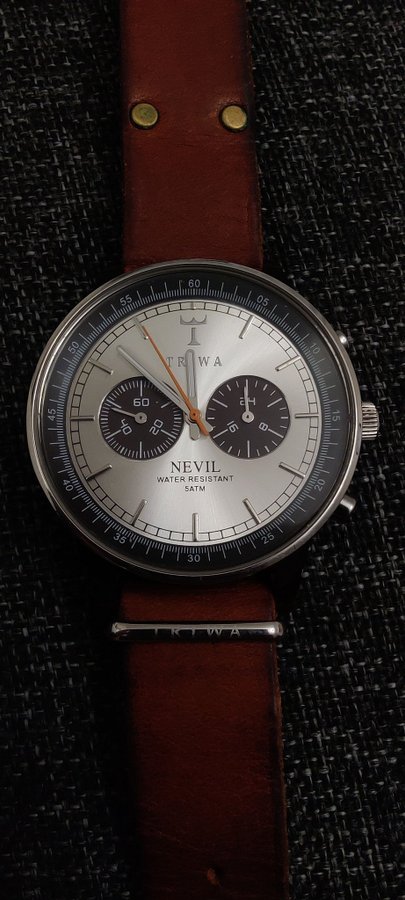 Triwa Nevil Chronograph - Silver urtavla med brunt läderband