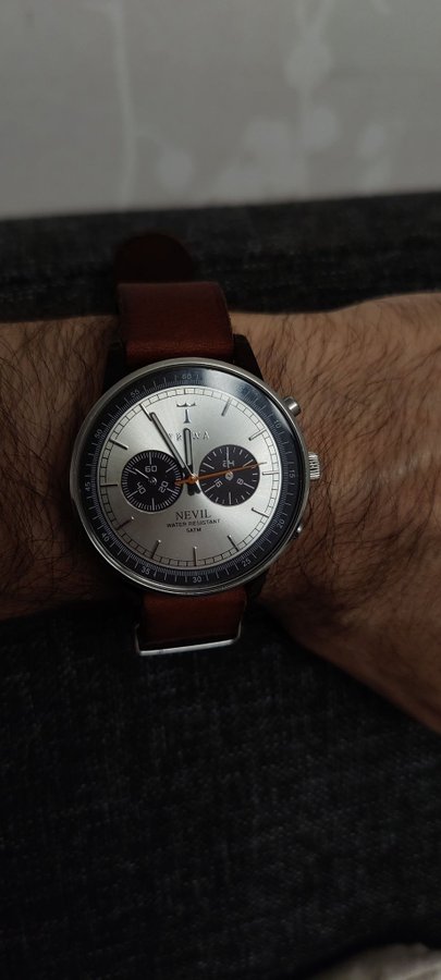 Triwa Nevil Chronograph - Silver urtavla med brunt läderband