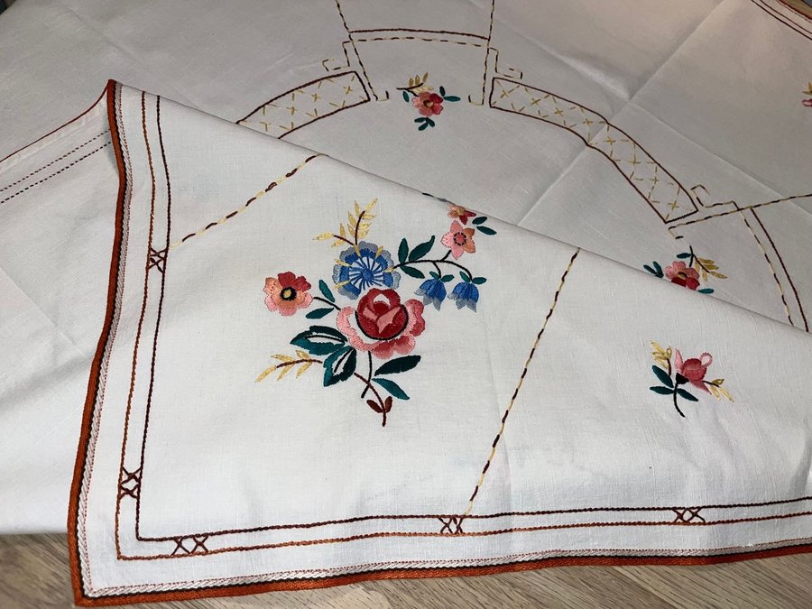 JUGENDDUK HELLINNE LINNEDUK JUGEND HANDBRODERAD BRODERI