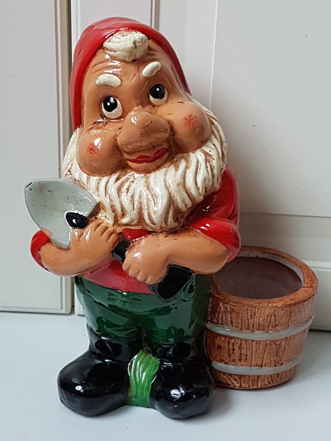 Förtjusande vacker äldre tomte med kruka.