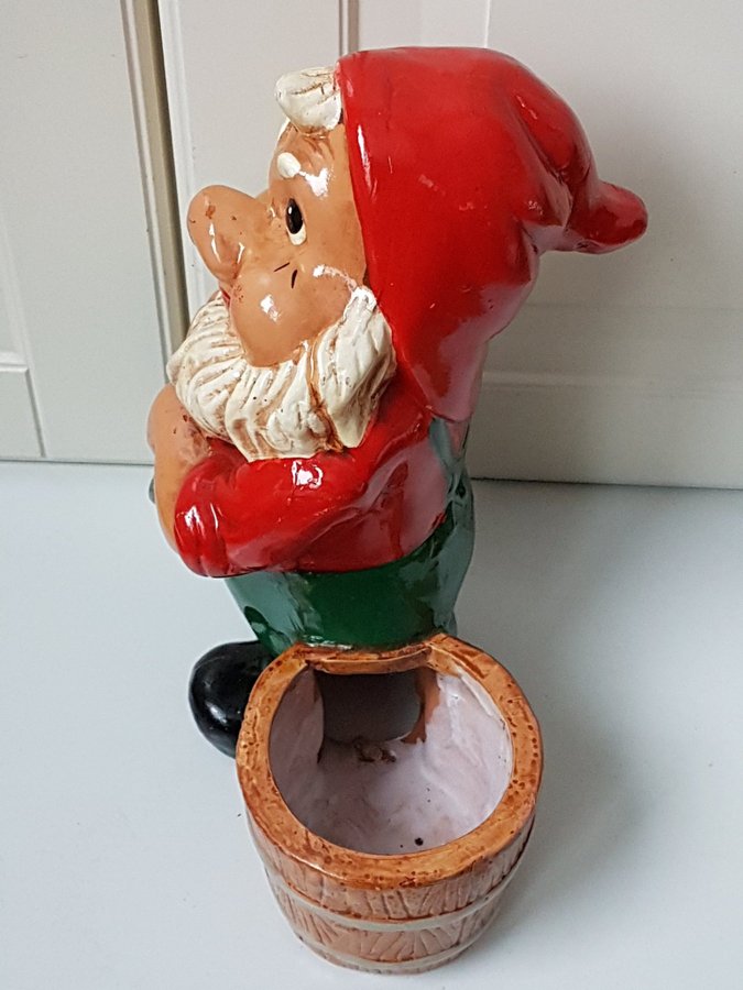 Förtjusande vacker äldre tomte med kruka.