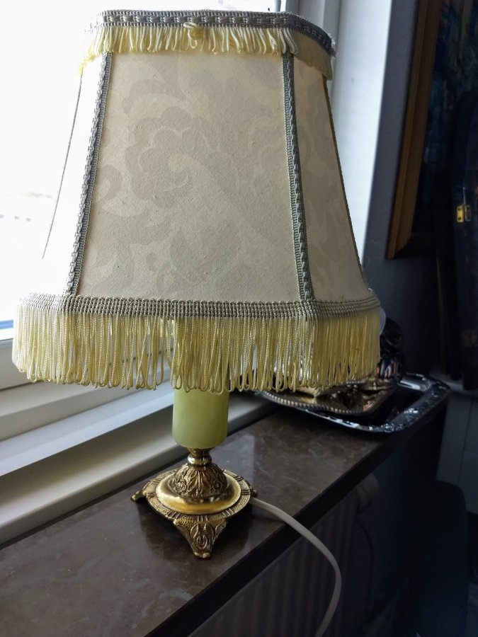 Bordslampa med marmor fot och lampskärm