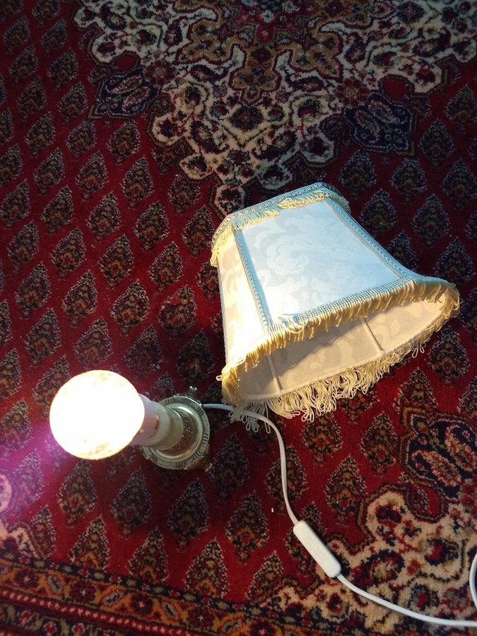 Bordslampa med marmor fot och lampskärm