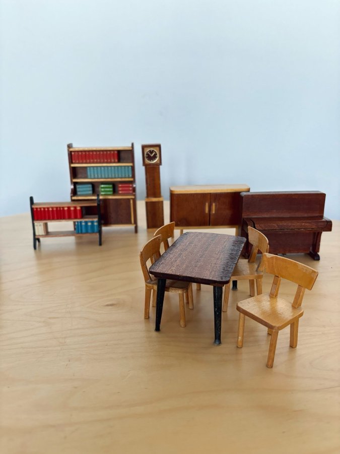 LUNDBY; Dockskåpsmöbler; 50-tal; 60-tal; bord; hyllor; piano sideboard osv