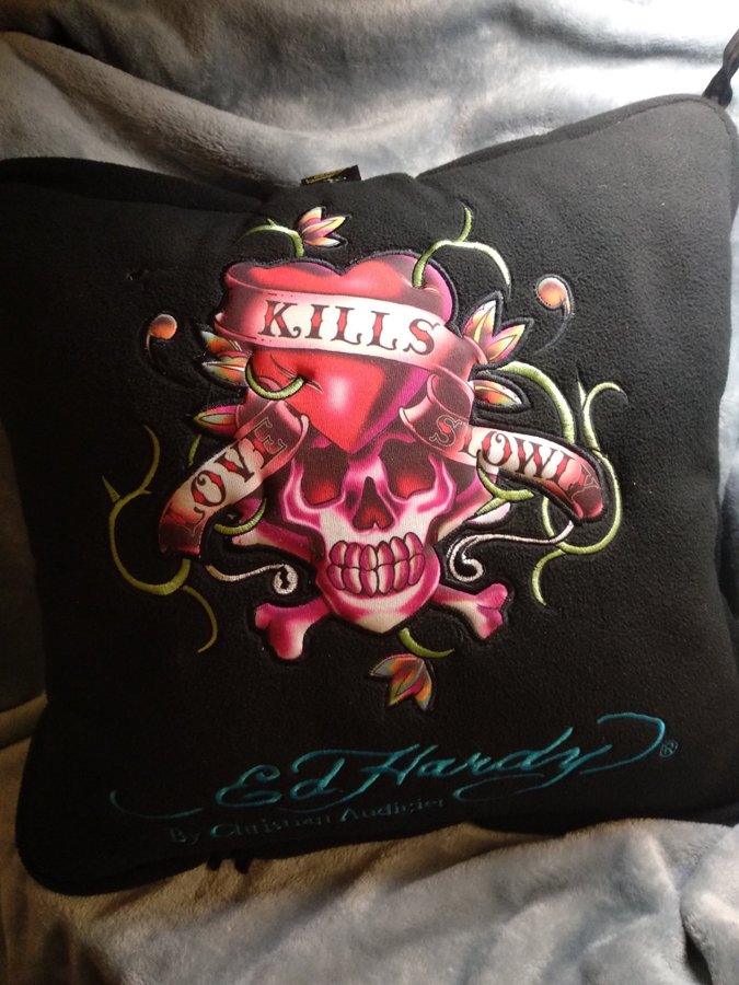 Ed Hardy kudde/resefilt