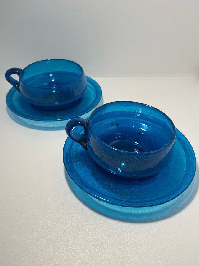 TEKOPPAR MED FAT I BLÅTT GLAS // TEA CUPS IN BLUE GLASS