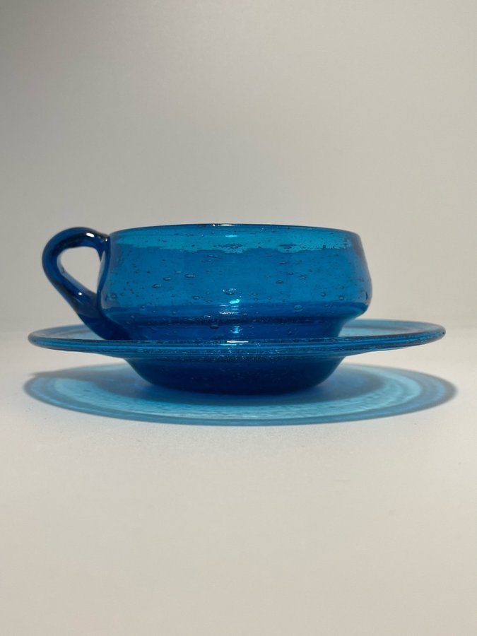 TEKOPPAR MED FAT I BLÅTT GLAS // TEA CUPS IN BLUE GLASS