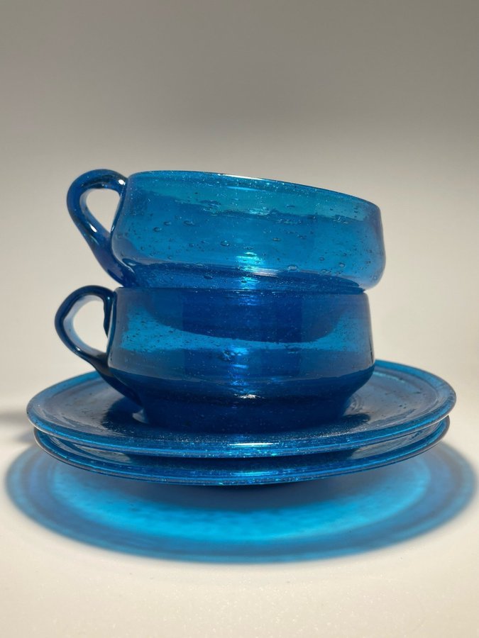 TEKOPPAR MED FAT I BLÅTT GLAS // TEA CUPS IN BLUE GLASS