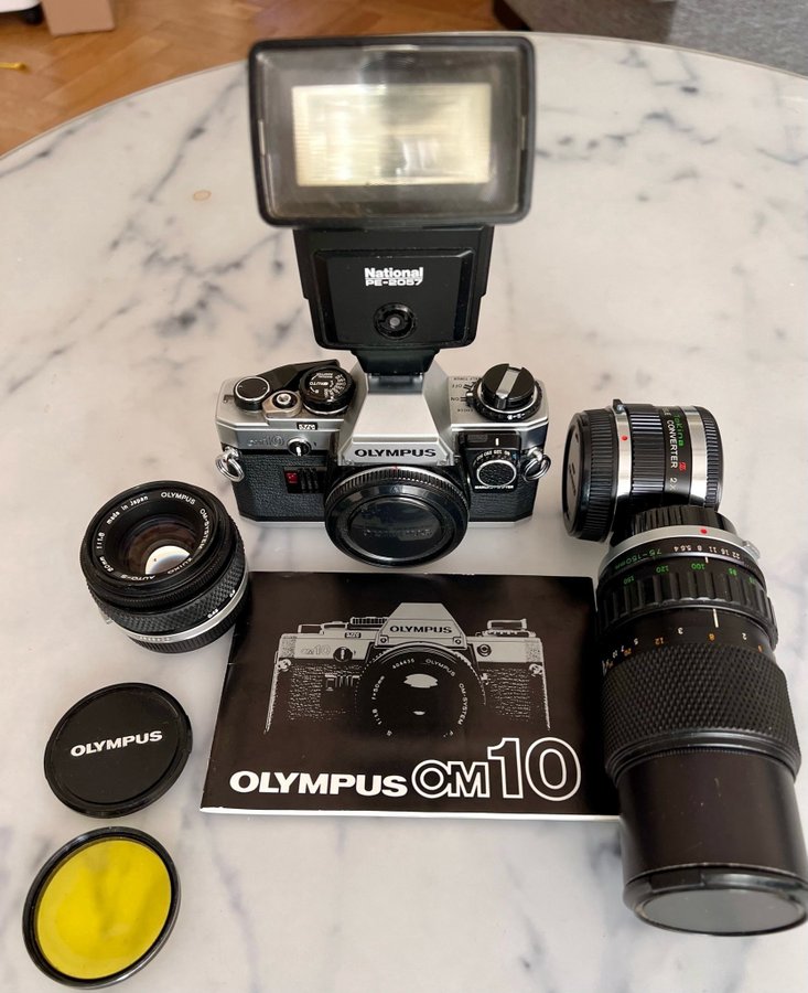 Olympus OM-10 kamera med tillbehör