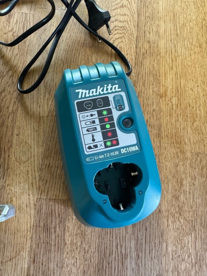 Trådlös makita sticksåg med batteri och laddare