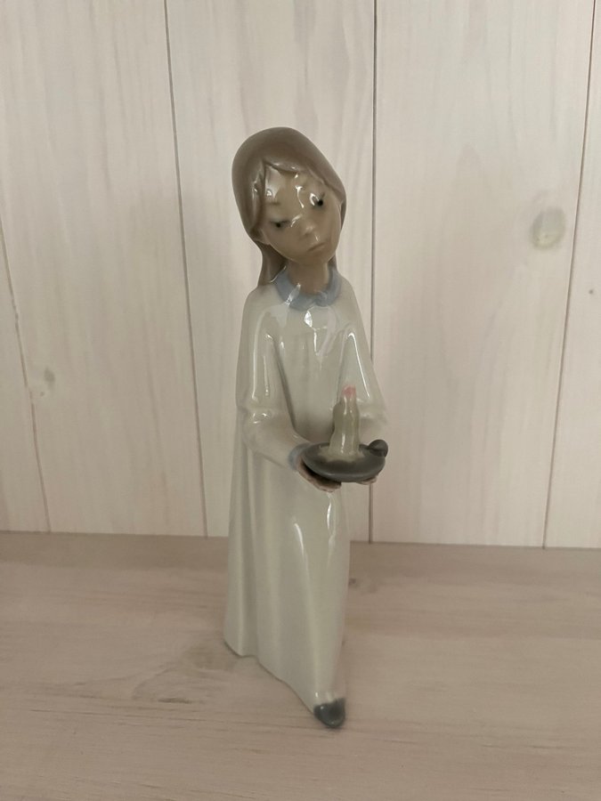 NAO - LLADRO figurin FLICKA MED NATTLJUSSTAKE porslinsfigurin PRIMA SKICK!