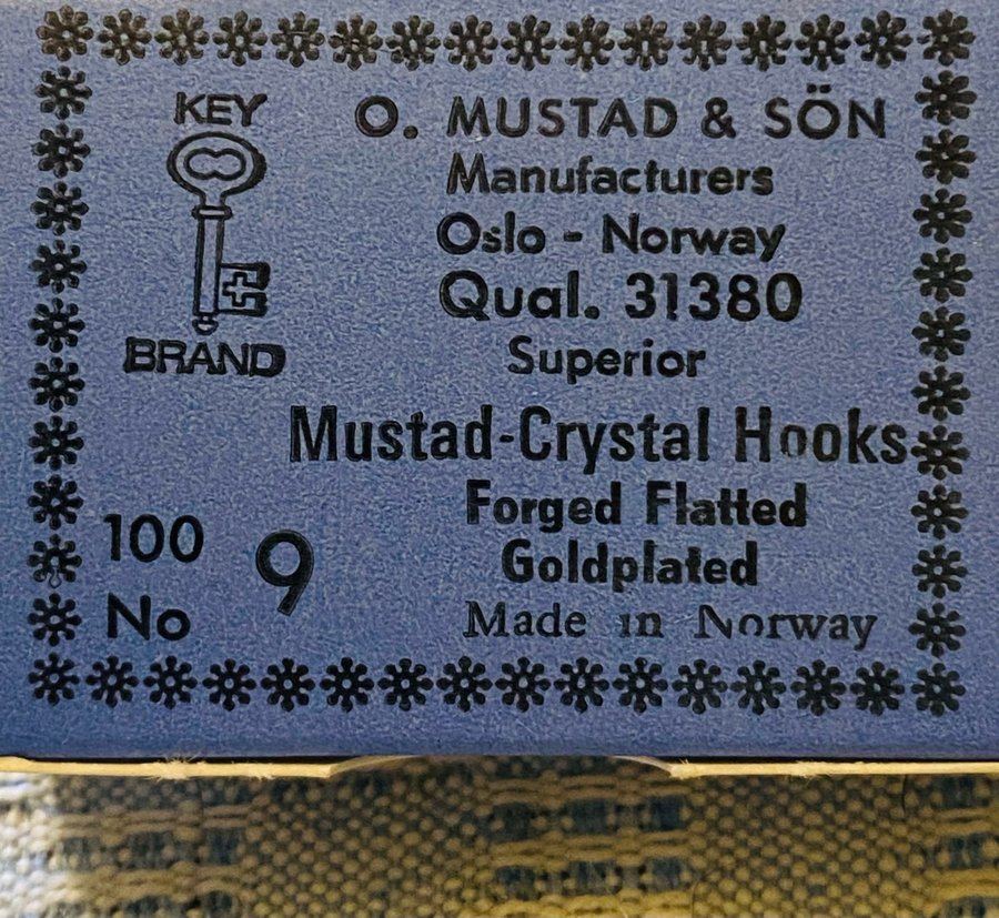 Mustad nr9. Qual 31380 . Äkta guldplaterade fiskekrokar ! 100st i originalask .