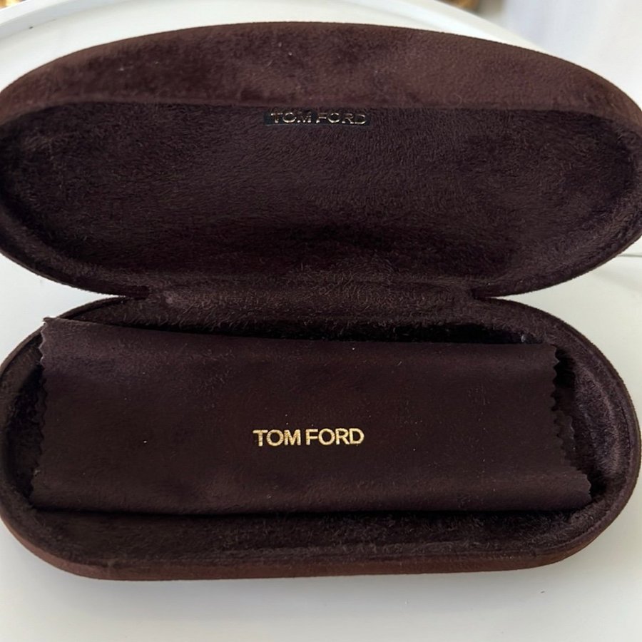 NY ”TOM FORD”glasögon/solglasögon fodral i brun sammetFri frakt