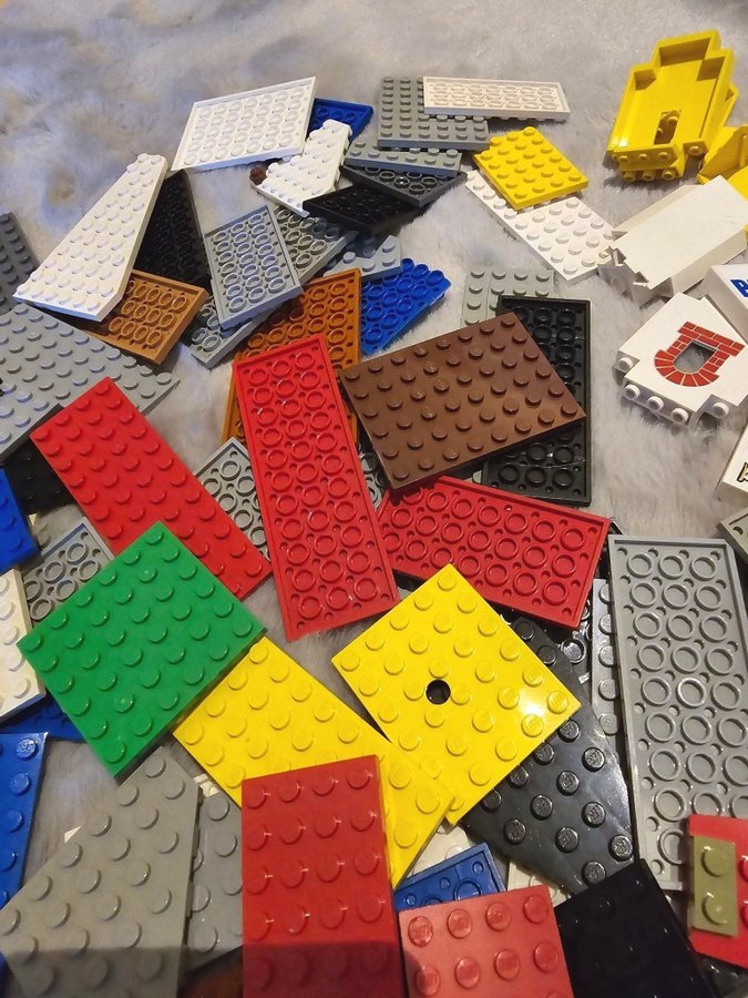 Maxat paket! 90 Lego-plattor i olika färger  storlekar