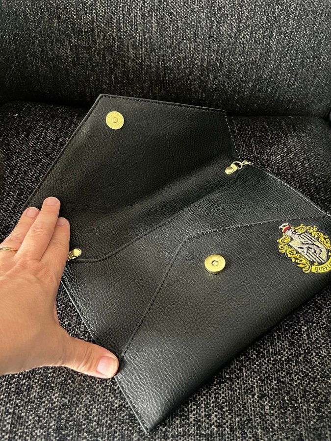 Hufflepuff väska, Danielle Nicole uniform clutch bag