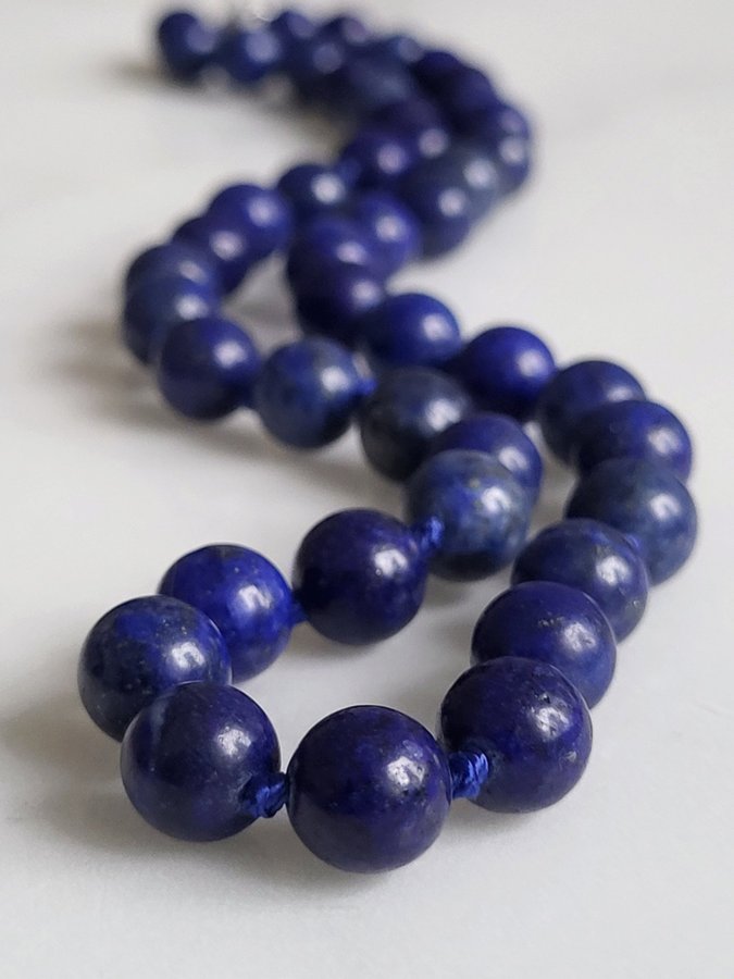 Vackert halsband med lapis lazuli